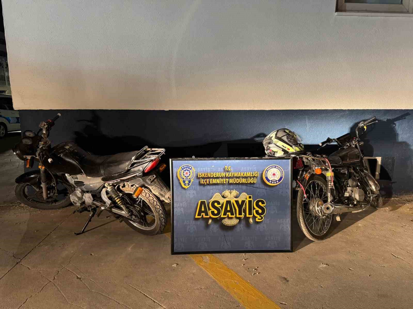 &Ccedil;aldıkları motosiklete sahte plaka takan hırsızlık ş&uuml;phelisi 2 şahıs yakalandı
