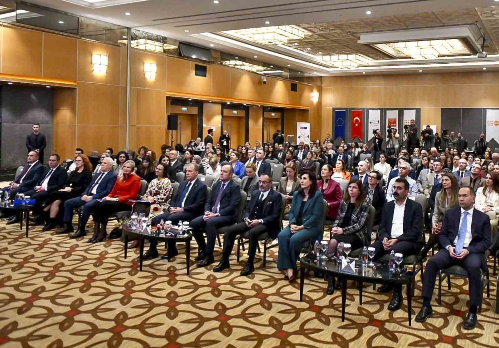 Başkan Seçer: "Kadınların önündeki engeller kalktığında kentlerin de ufku genişler"
