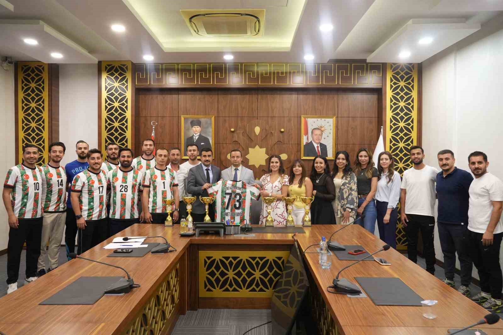 Kaymakam Baycar, şampiyon takımları makamında ağırladı
