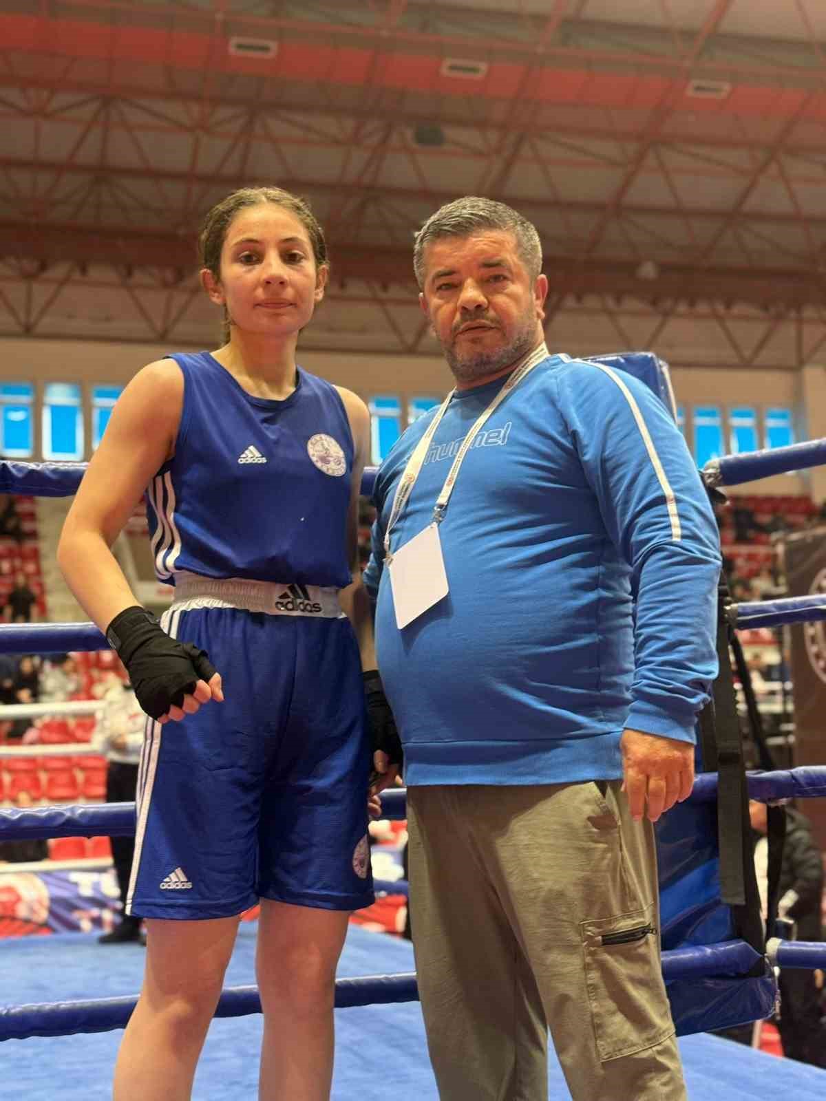 Elazığ Belediyespor boksörü Elif Naz, milli takım kampında
