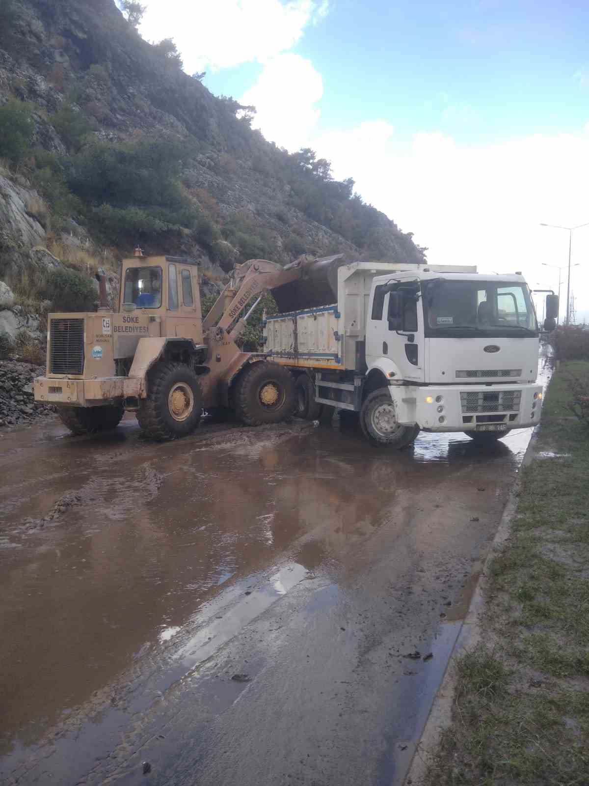 S&ouml;ke&rsquo;de toprak kayması: "Karayolu trafiğe kapandı"
