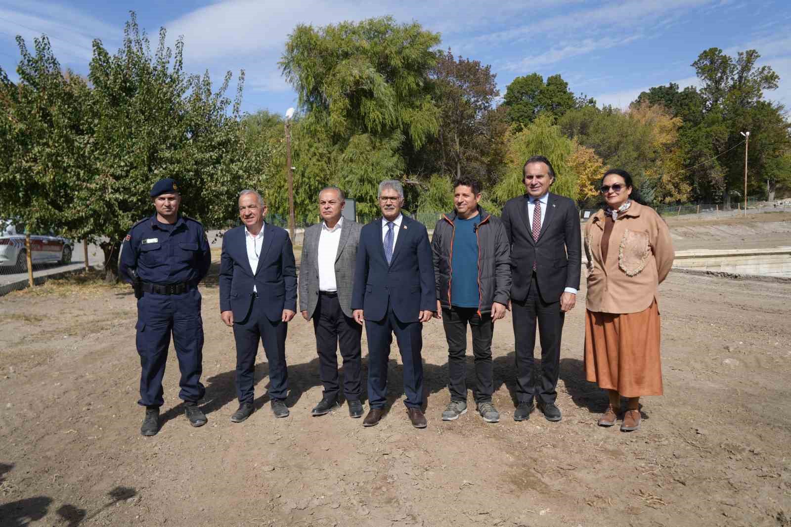 Hala kullanılan 1800 yıllık Roma havuzu &ccedil;evresinde kazı &ccedil;alışmaları 12 ay kesintisiz s&uuml;r&uuml;yor
