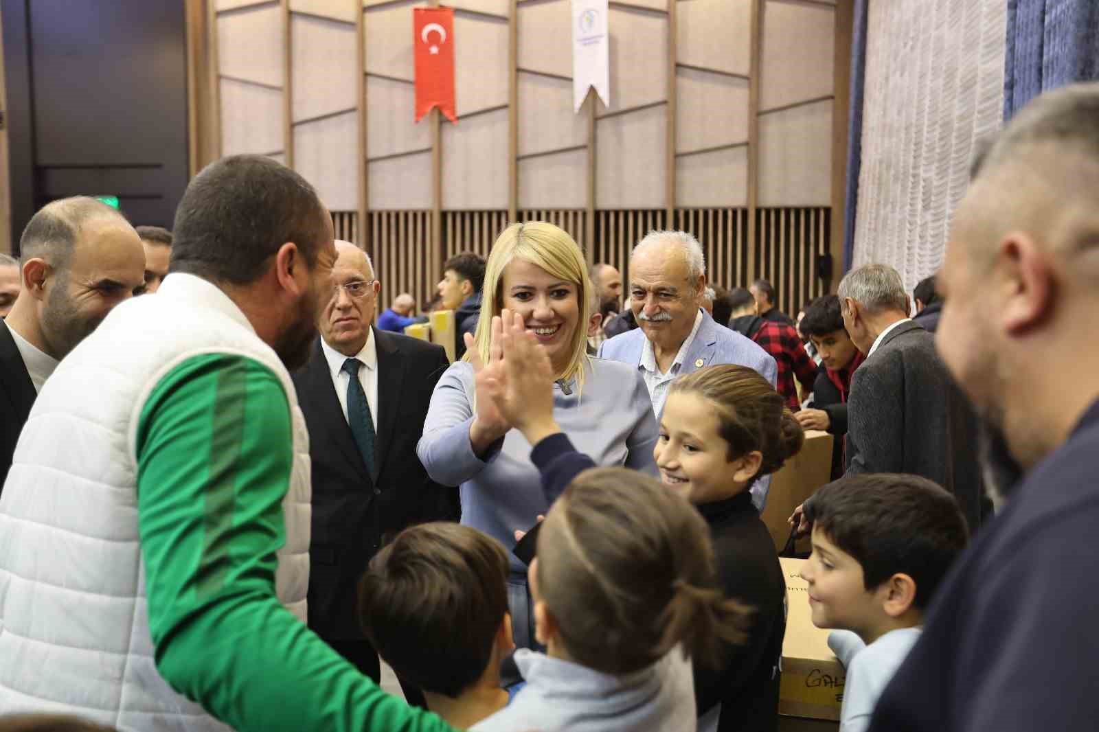 Yılmaz Vural amatör spor kulüplerine destek için Merkezefendi’de
