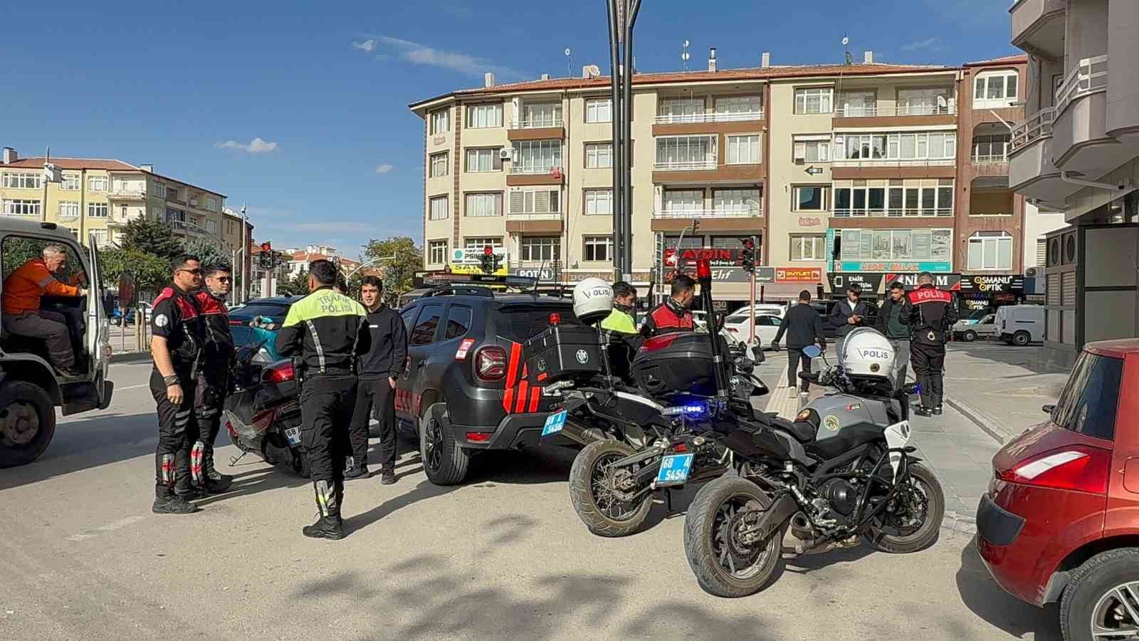 Ehliyetsiz arkadaşına motosikleti verdi, "Bir s&uuml;r&uuml; cezam var" diye polise yalvardı
