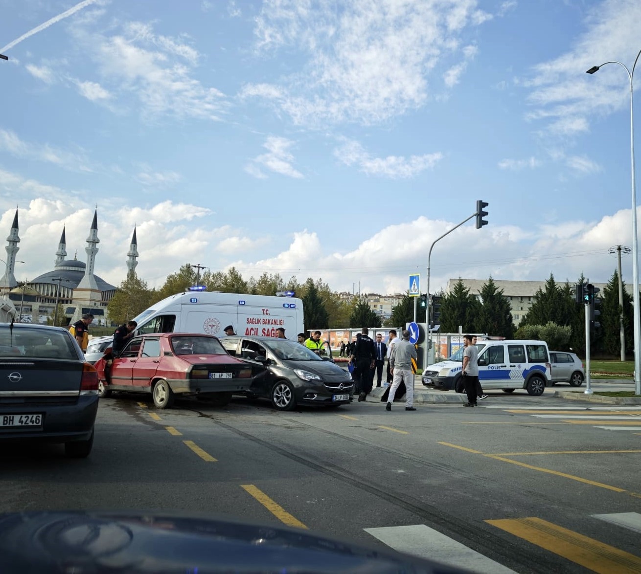 Duble yolda iki ara&ccedil; &ccedil;arpıştı: 2 hafif yaralı
