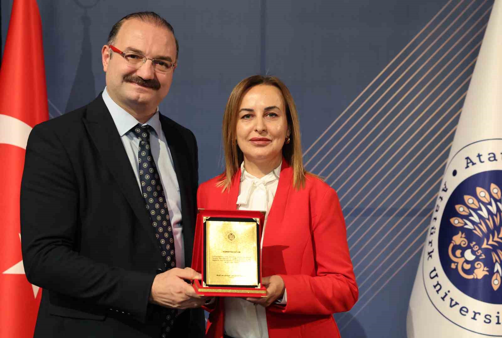 Atatürk Üniversitesinde kurumsal vefa ve hizmet ödülleri ile emek ve vefaya vurgu