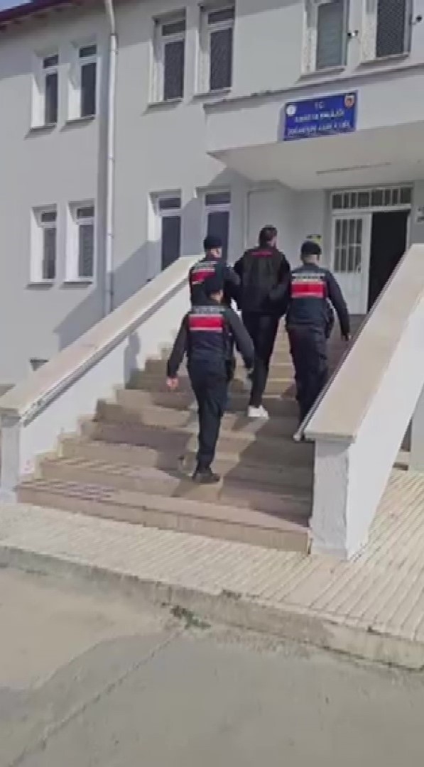 Tehlikeli motosiklet kullandığı g&ouml;r&uuml;nt&uuml;leri &lsquo;Yemişim kurallarınızı&rsquo; notuyla paylaştı, "Gereği yapıldı"
