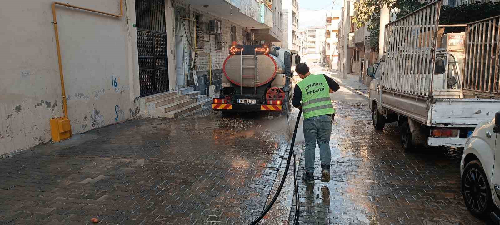 Eyyübiye Belediyesi kirlenen sokakları yıkadı
