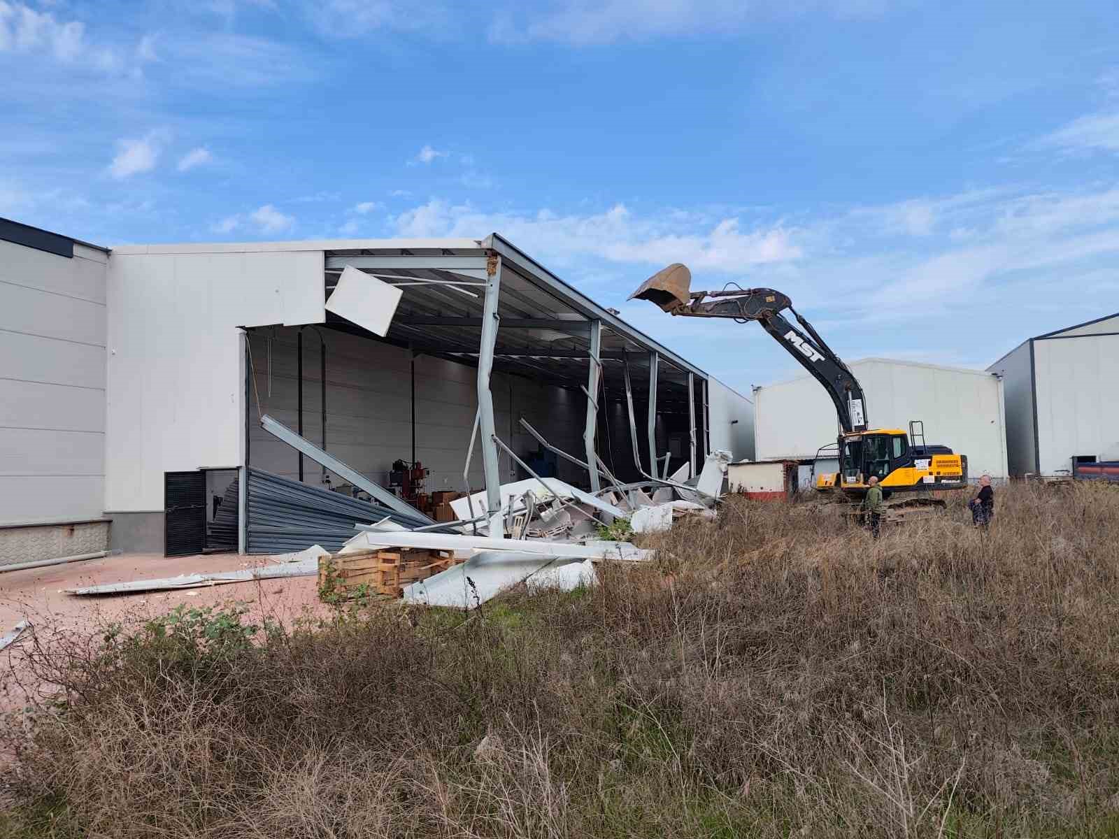 Ürünlü’de iki kaçak yapı yıkıldı