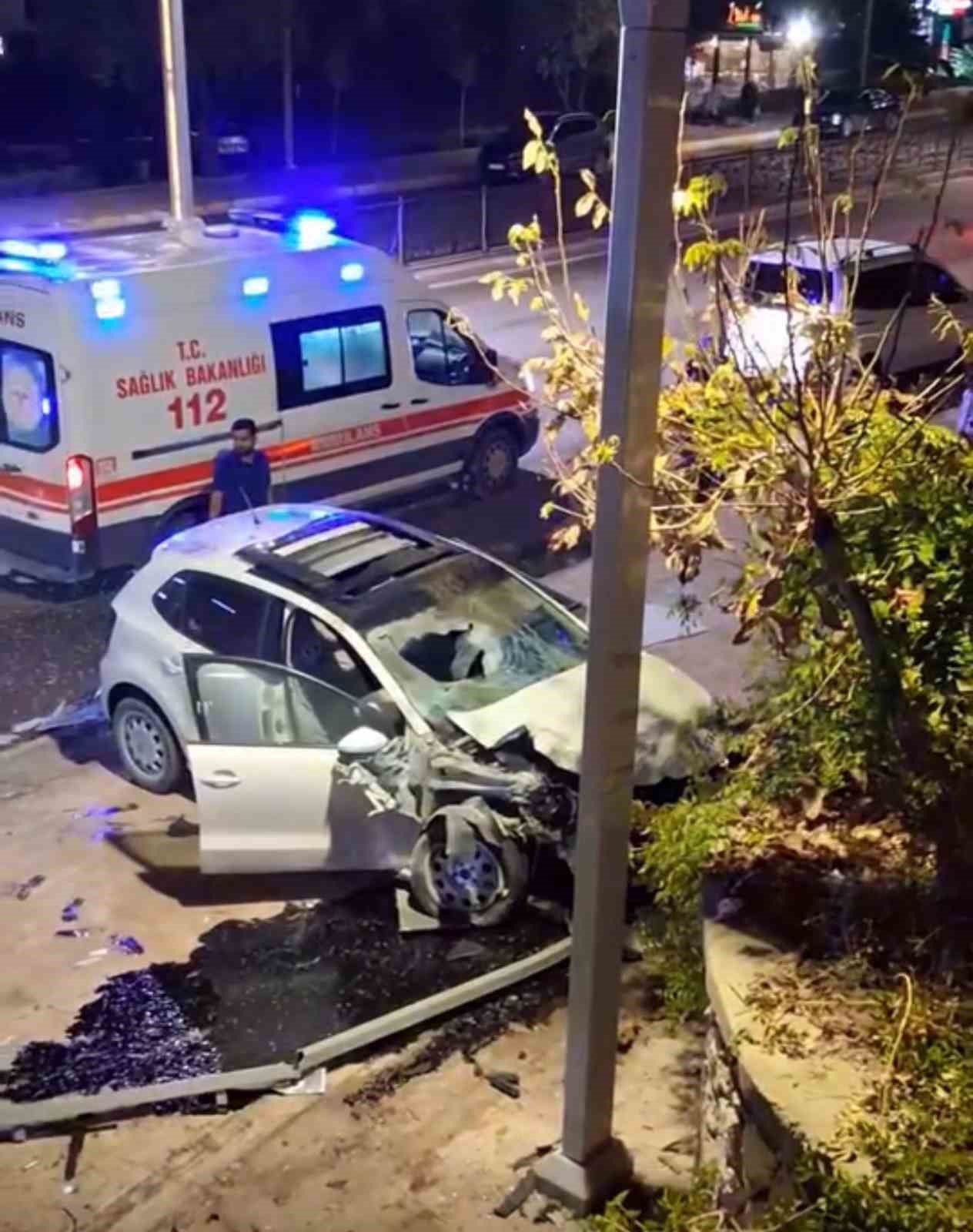 Elazığ&rsquo;da otomobil durağa &ccedil;arptı: 1 yaralı
