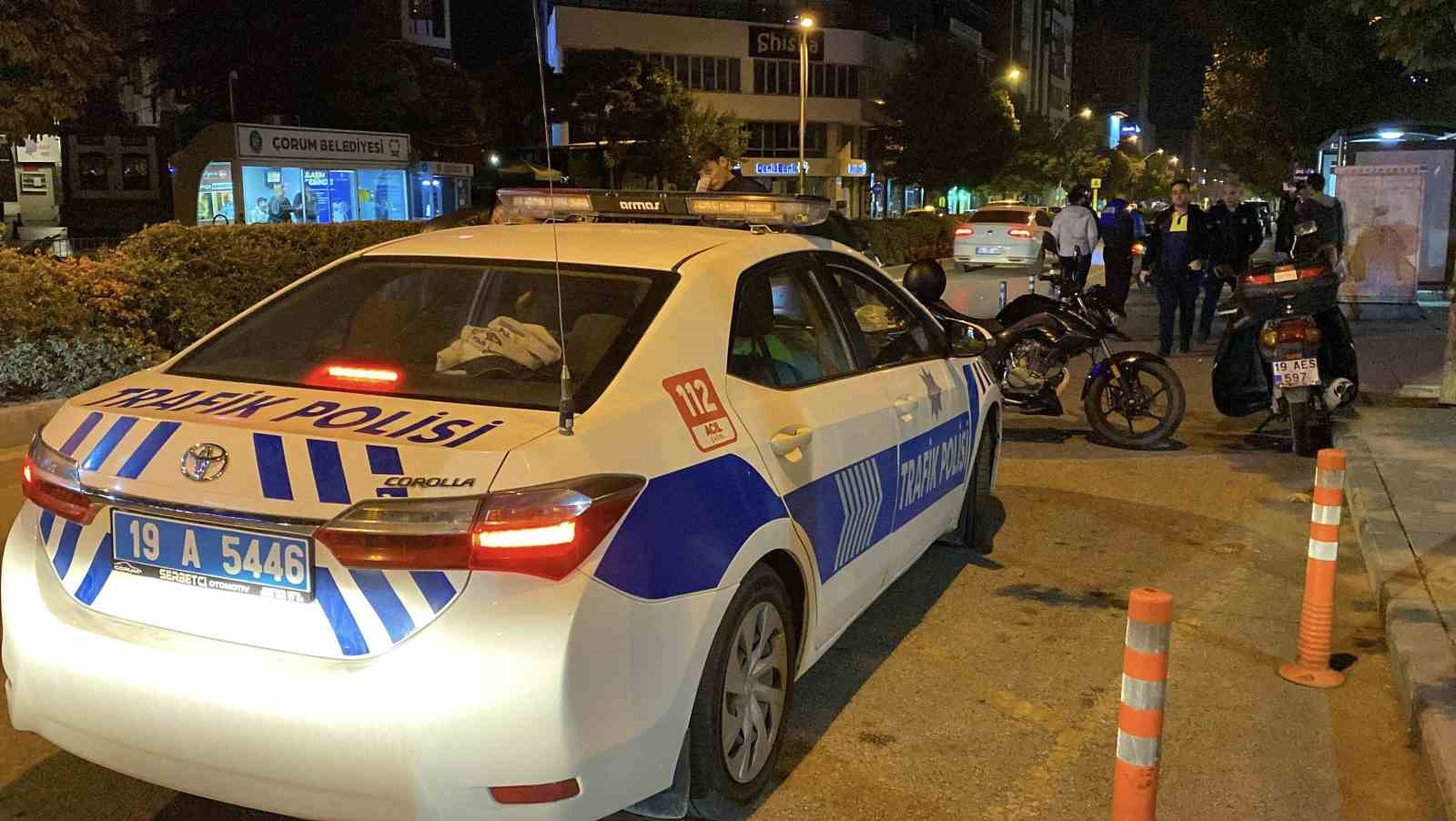 &Ccedil;orum&rsquo;da otomobille &ccedil;arpışan motosiklet otob&uuml;s durağına daldı: 1 yaralı
