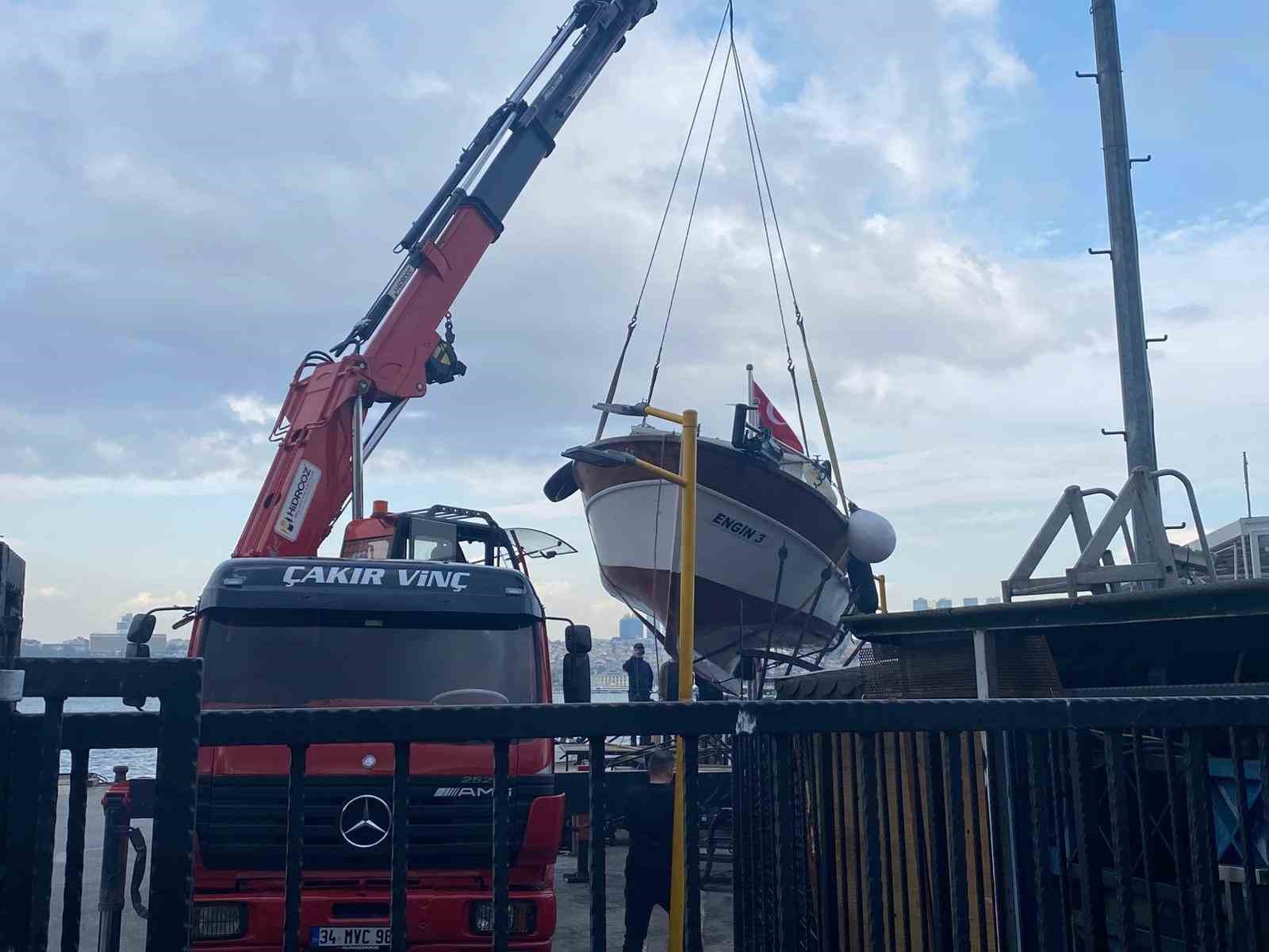 &Uuml;sk&uuml;dar&rsquo;da yolcu motoru balık&ccedil;ı teknesine &ccedil;arptı
