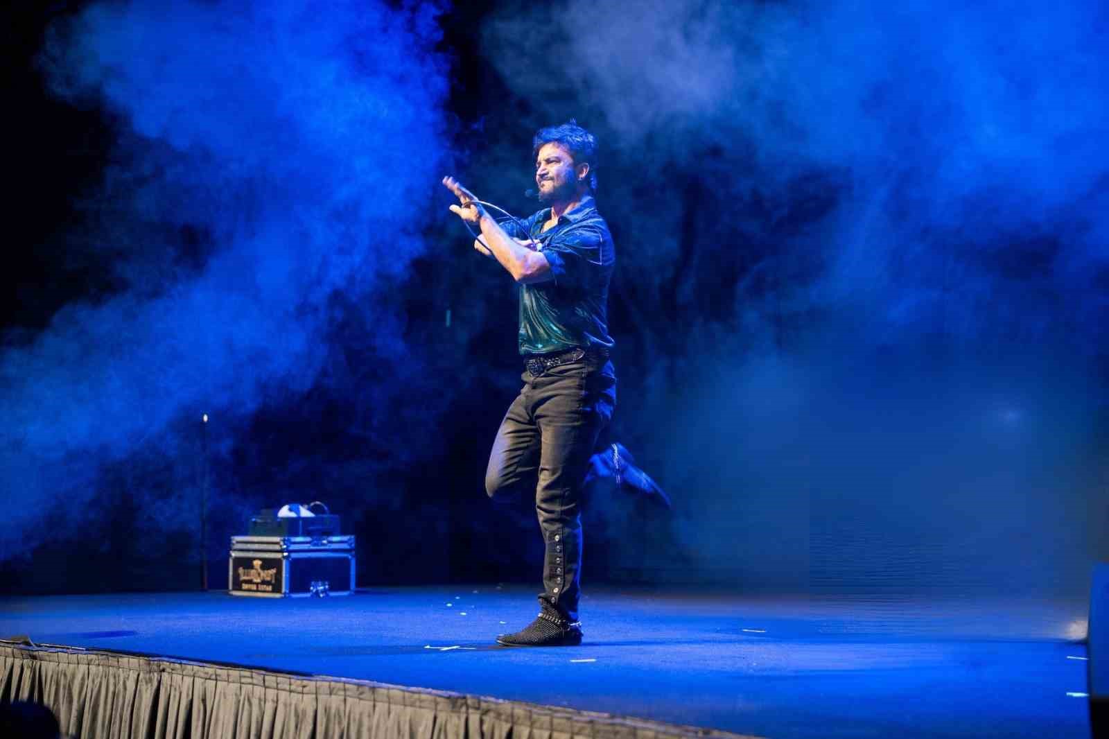 Enver Ertaş iddialı ve eğlenceli yeni gösterisiyle sahnede
