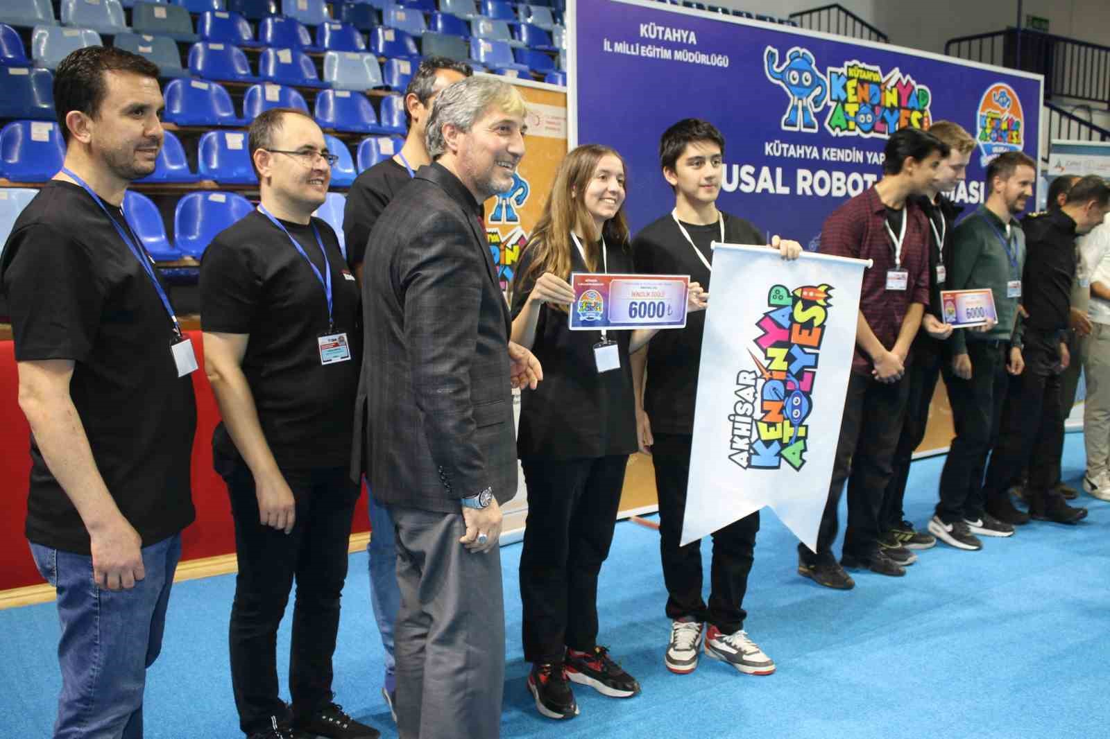 Kütahya’da Ulusal Robot Yarışması’nda dereceye giren öğrenciler ödüllerini aldı
