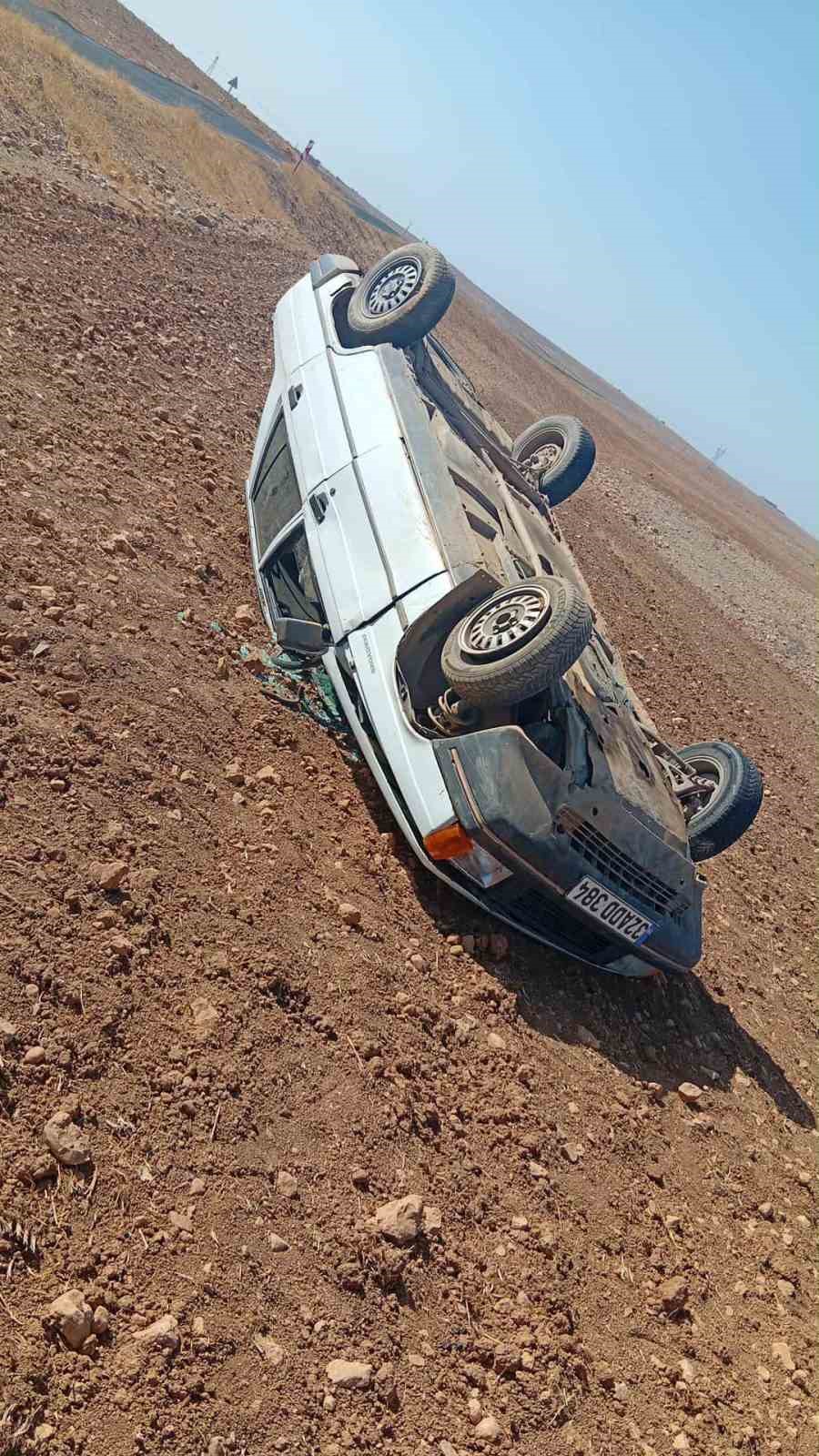 Şanlıurfa&rsquo;da kontrolden &ccedil;ıkan otomobil şarampole u&ccedil;tu
