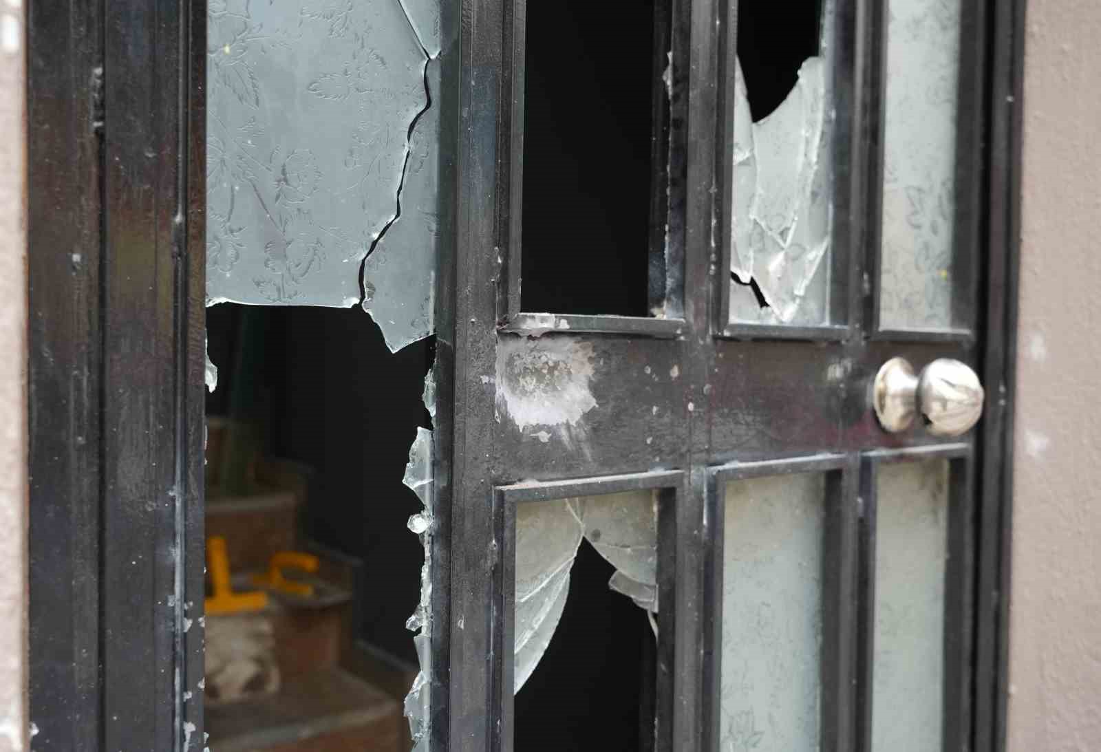 İş yerini kurşunlayan saldırganların kendilerini kayda aldıkları anlar g&uuml;venlik kamerasına yansıdı
