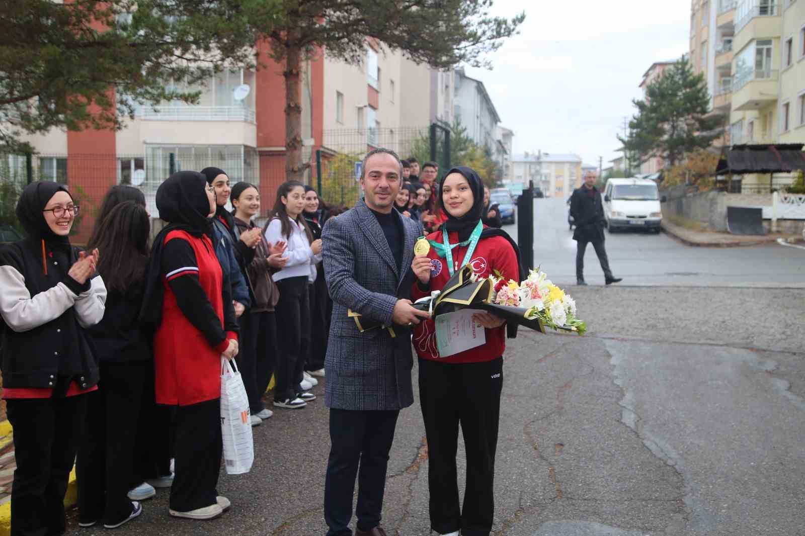 Çin’den altın madalyayla dönen Afra Kılınç’a meşaleli karşılama

