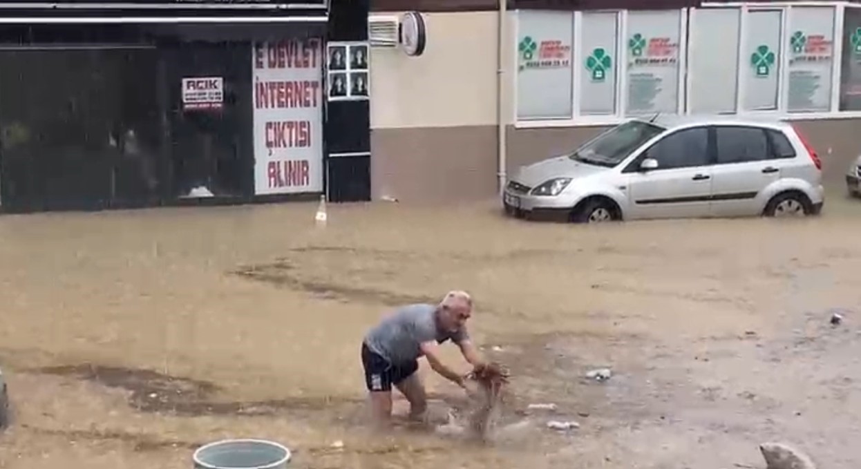 Antalya’da sağanak yolları göle döndürdü, araçlar mahsur kaldı
