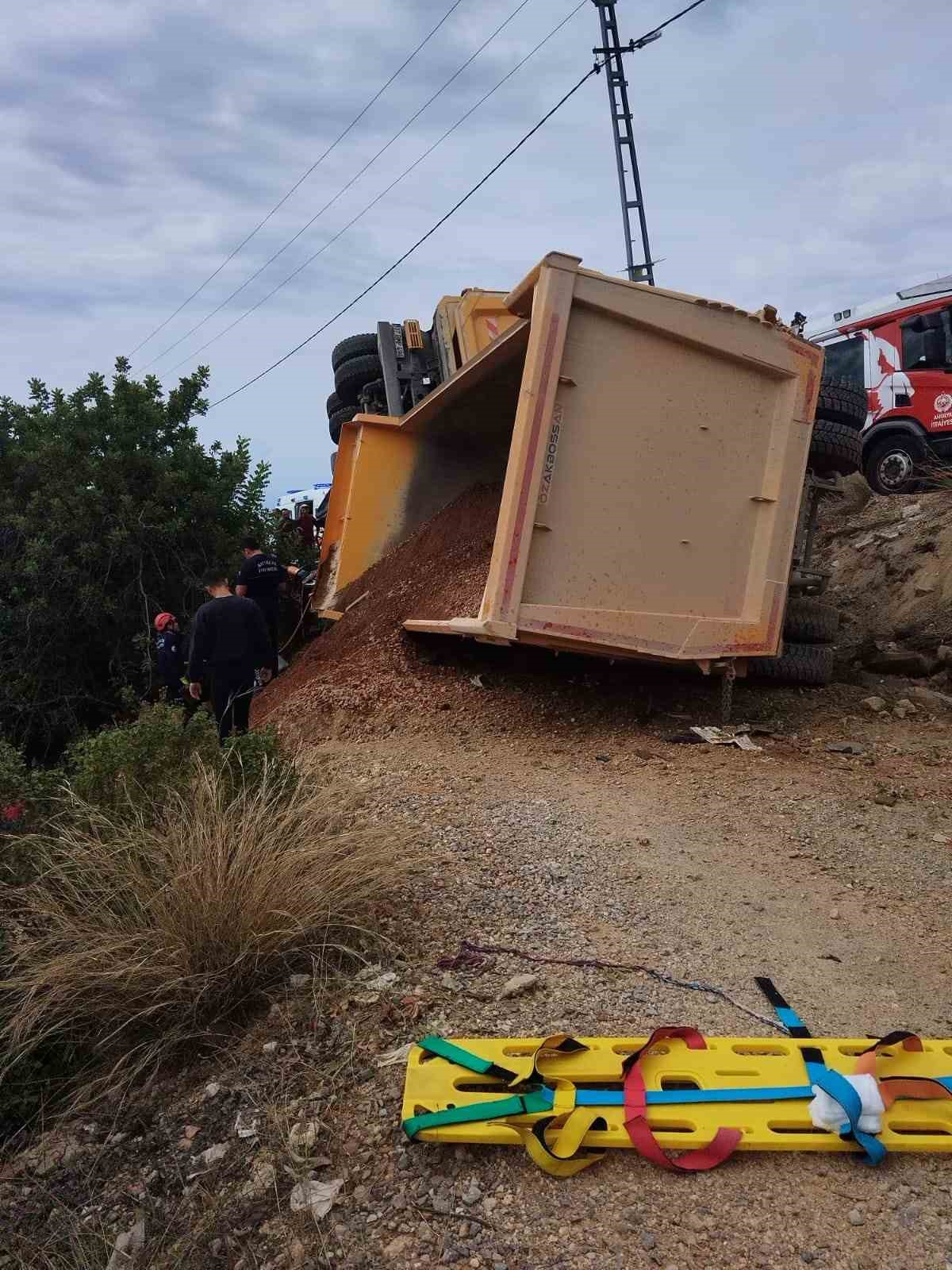 Alanya&rsquo;da freni boşalan kum y&uuml;kl&uuml; kamyon dehşeti: 1 &ouml;l&uuml;, 1 yaralı
