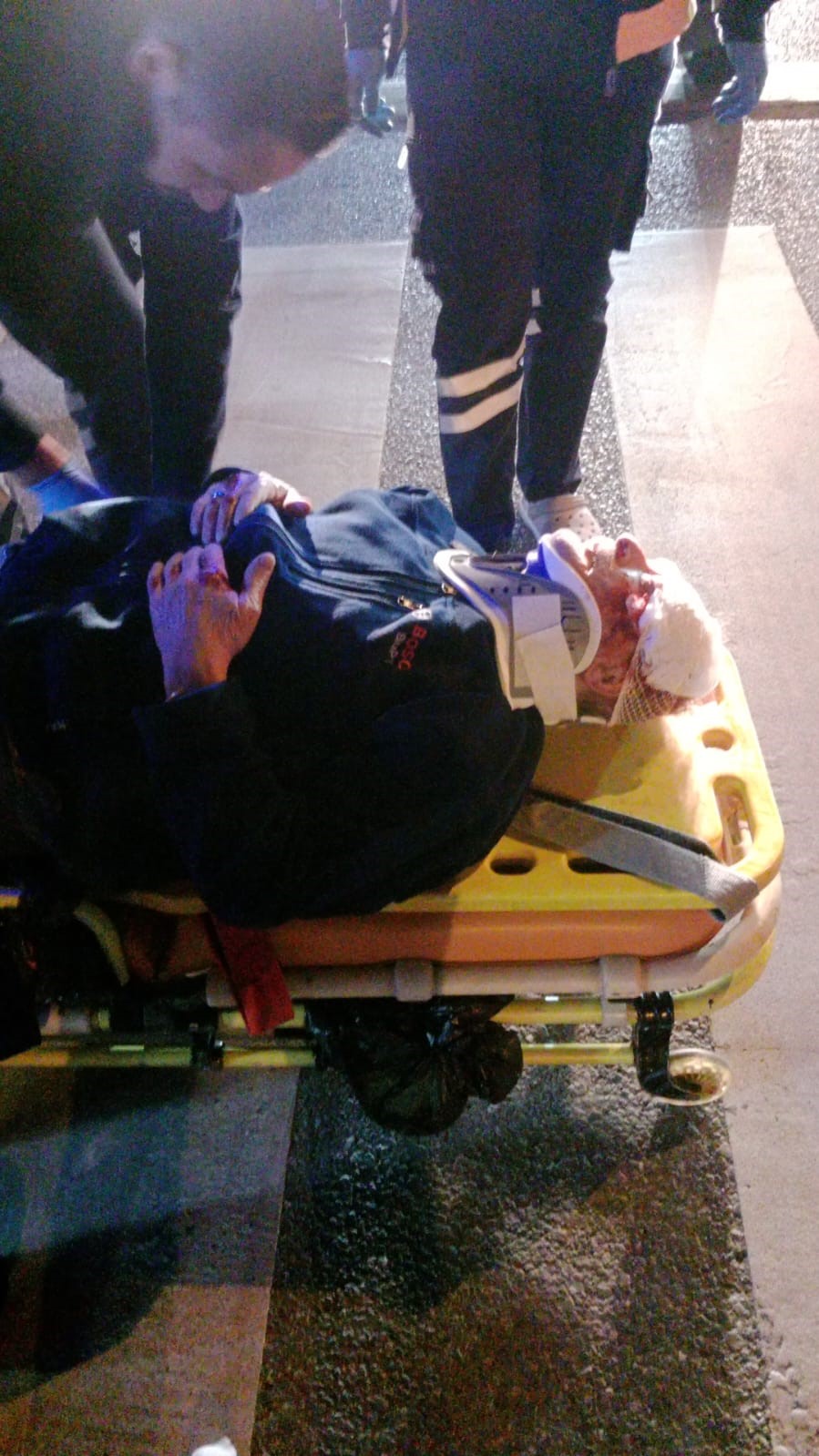 Motosikletin &ccedil;arptığı adamın yanından b&ouml;yle ge&ccedil;tiler...
