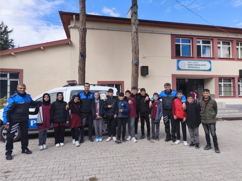 Niğde Emniyeti’nden öğrencilere kitap okuma etkinliği
