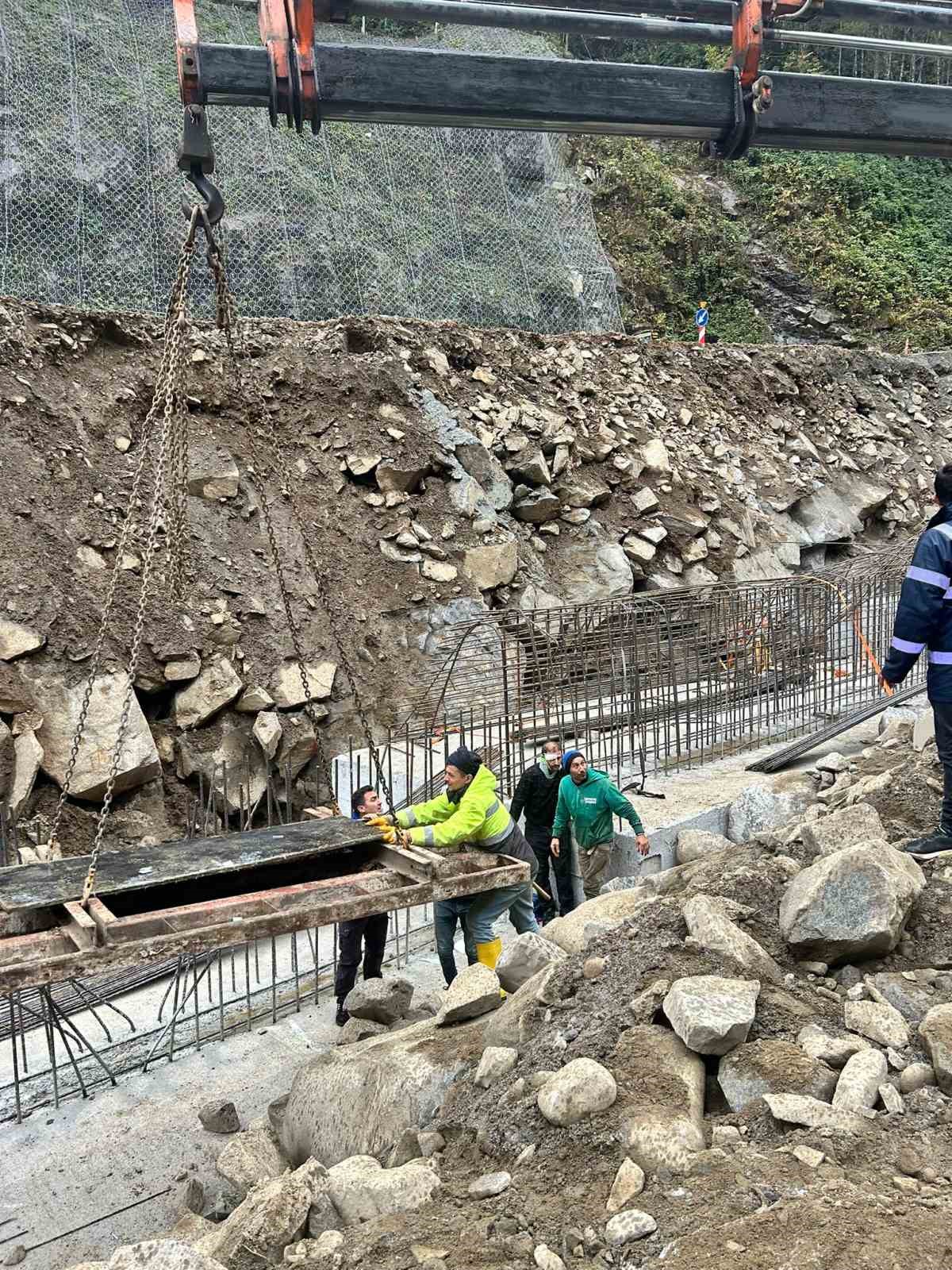 Rize&rsquo;de duvar inşaatında kalıp &ccedil;&ouml;kt&uuml;: 5 iş&ccedil;i yaralı
