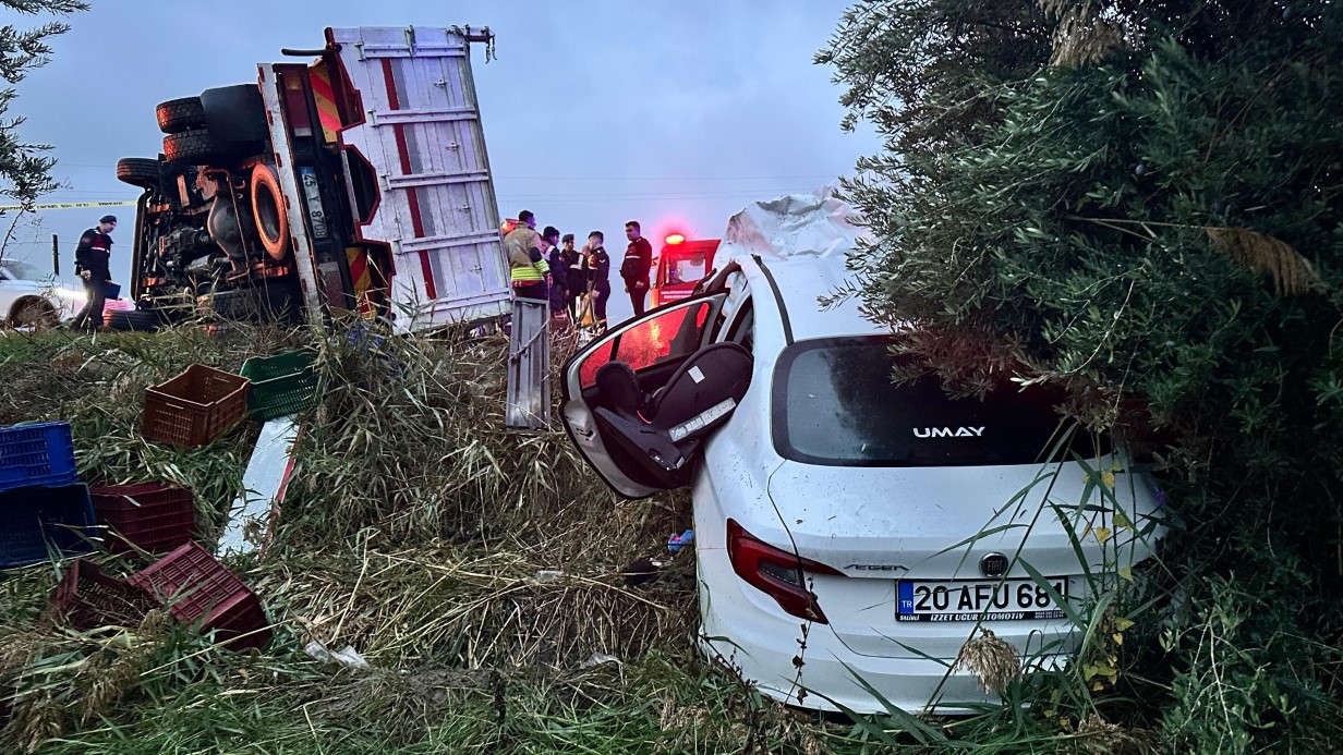 Alaşehir’de kontrolden çıkan kamyonet dehşet saçtı: 2 ölü 3 yaralı