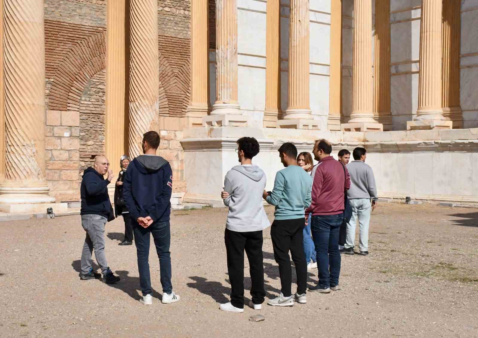 Yeni üniversiteliler Salihli’yi keşfetti