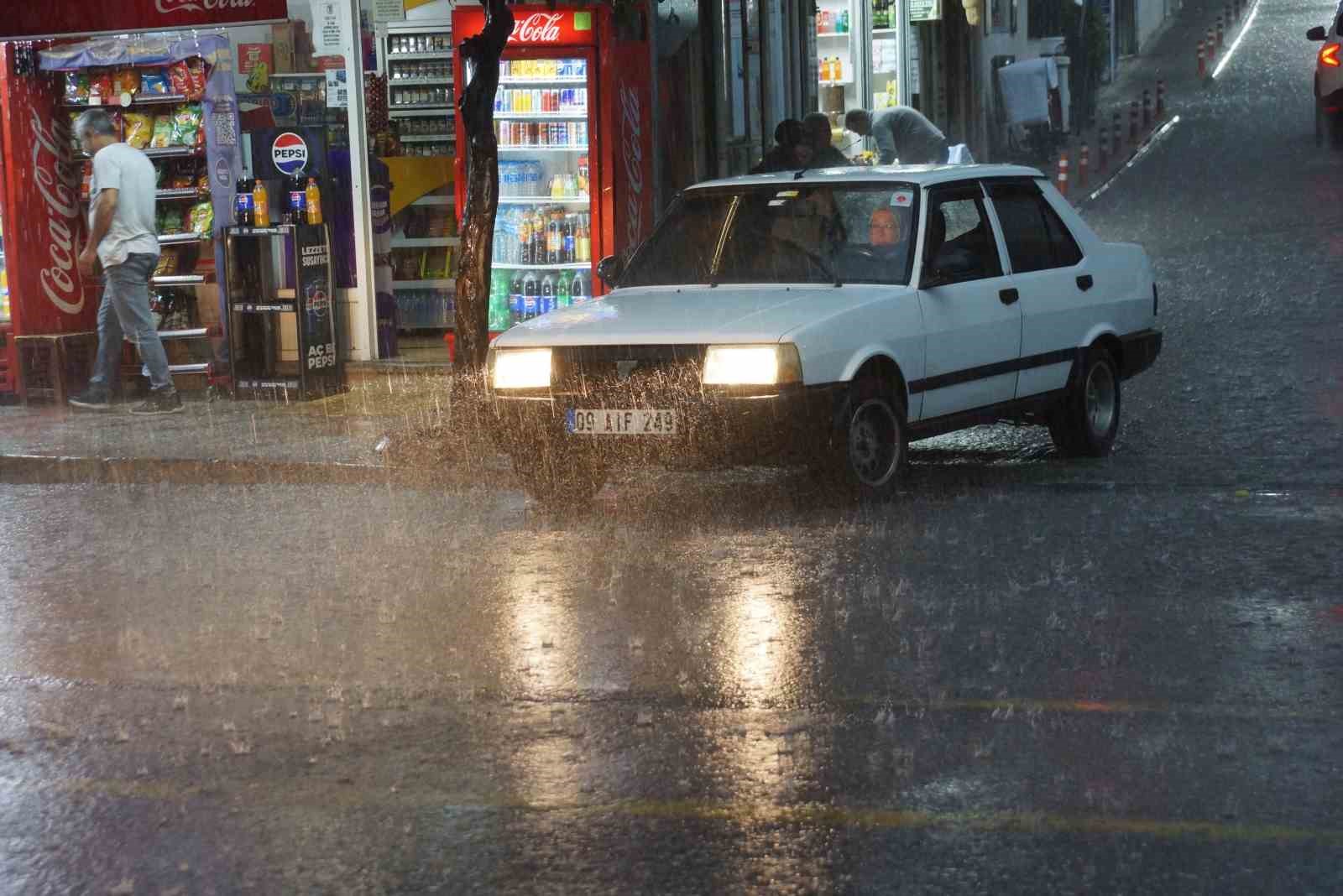 Aydın&rsquo;da sağanak yağmur yolları dereye &ccedil;evirdi
