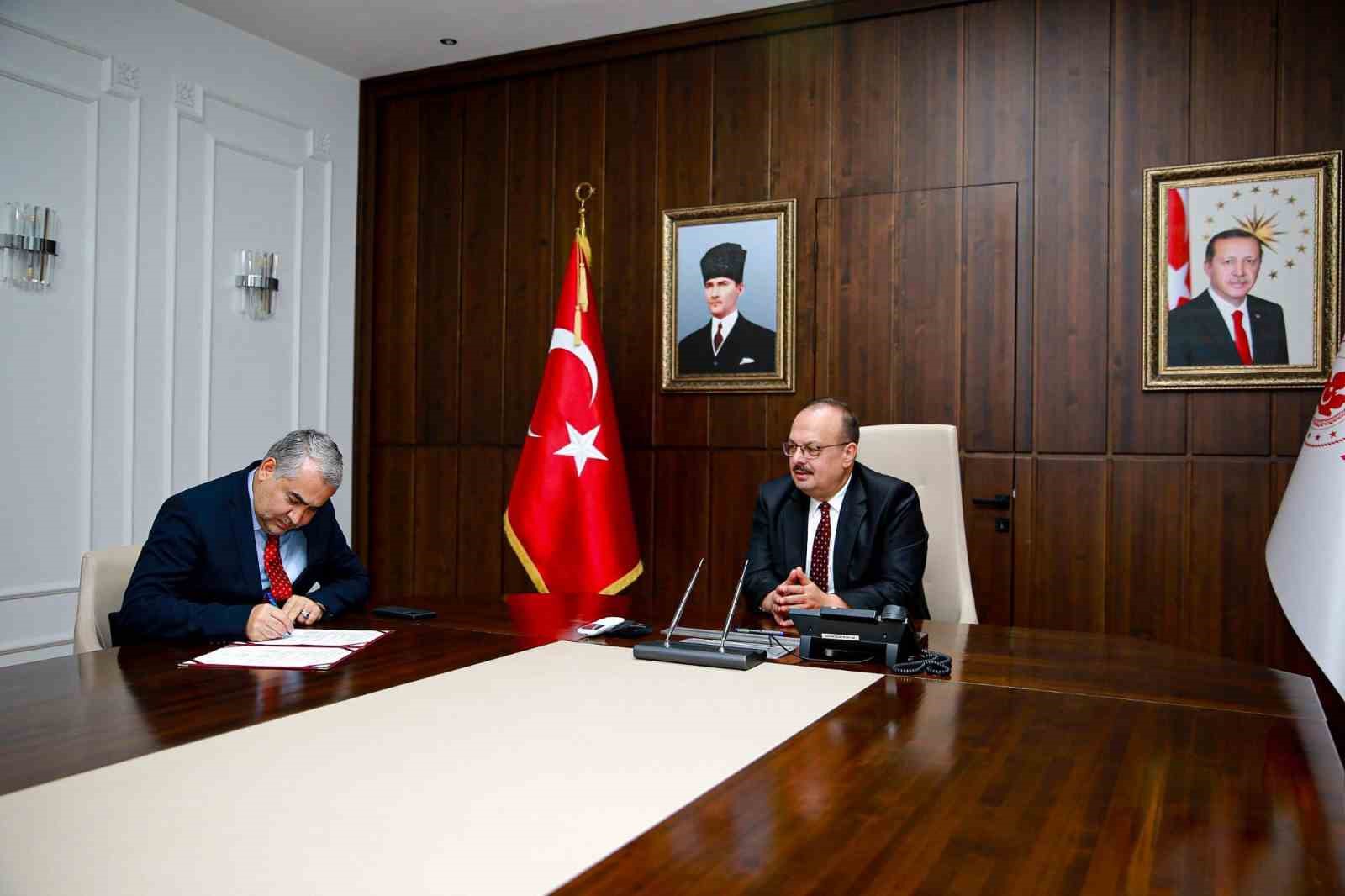 ADÜ İlahiyat Fakültesi’nde yapılacak olan cami için imzalar atıldı