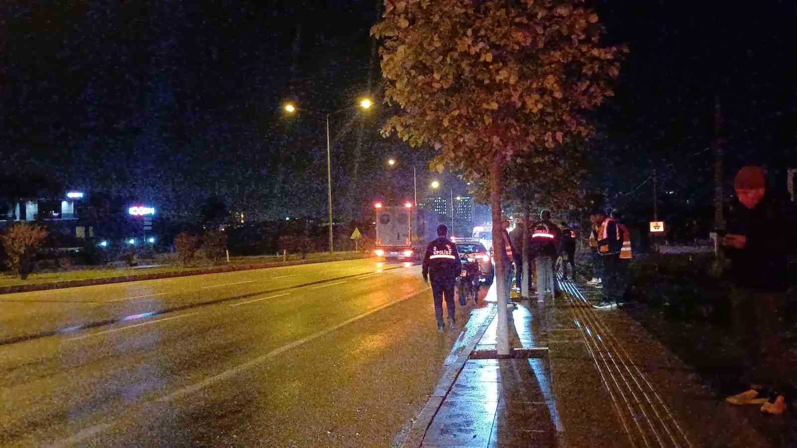 Bariyerlere &ccedil;arpan motosikletli gen&ccedil; &ouml;ld&uuml;
