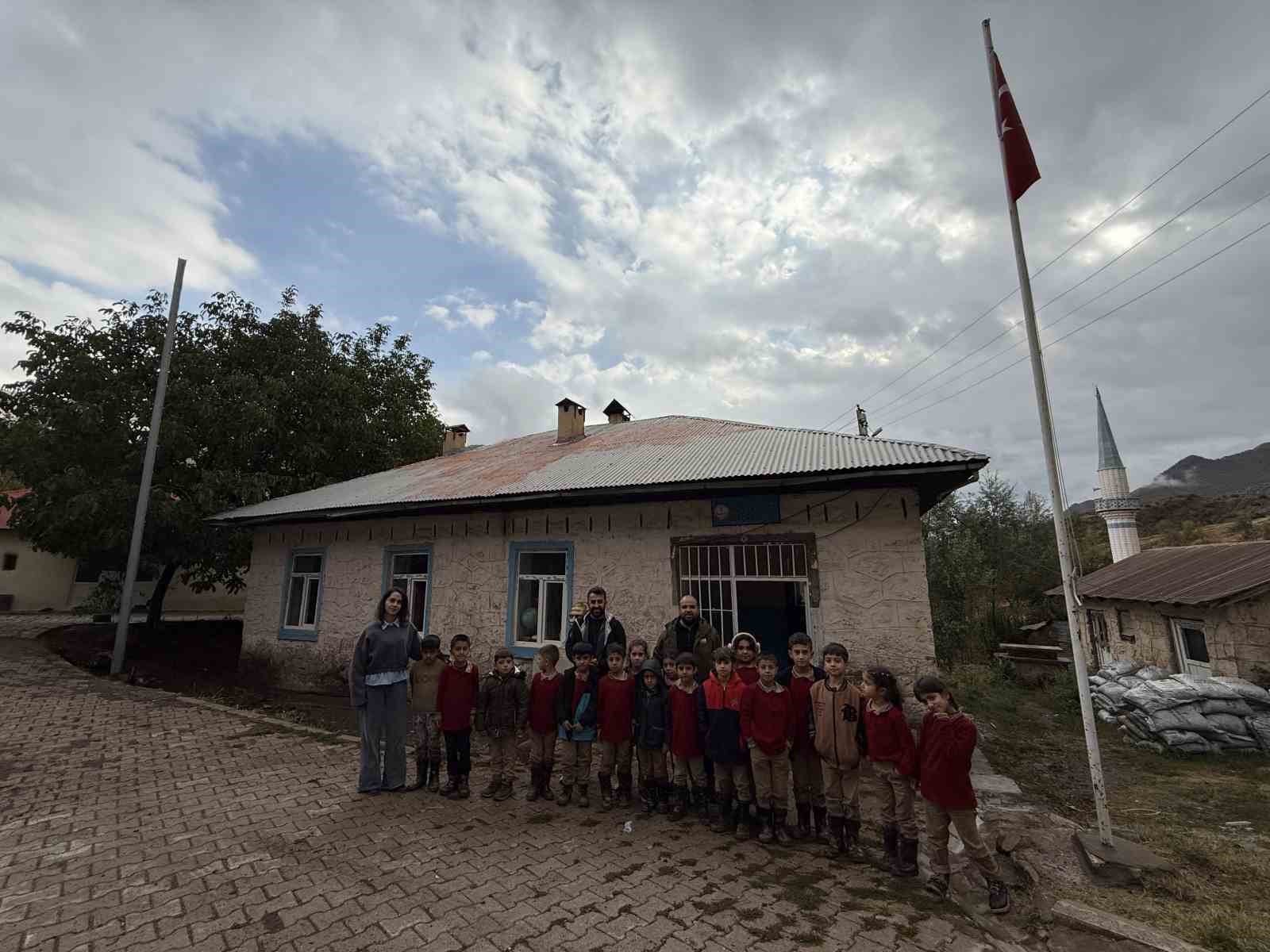 T&uuml;rkiye-Irak sınırındaki &ouml;ğrencilere oyun seti hediyesi

