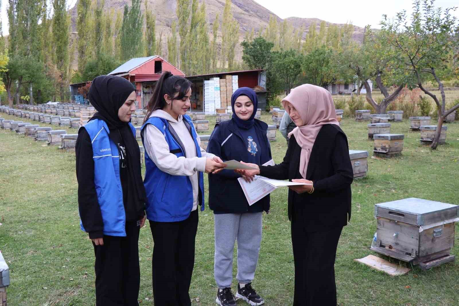 Erzurumlu gençler organik arıcılığı öğrendi