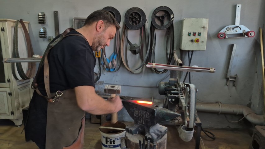 Çırak bulamayan UNESCO’lu usta sanatını kızına öğretiyor