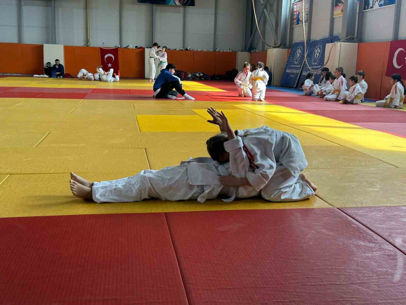 D&uuml;zceli judoculardan gururlandıran başarı
