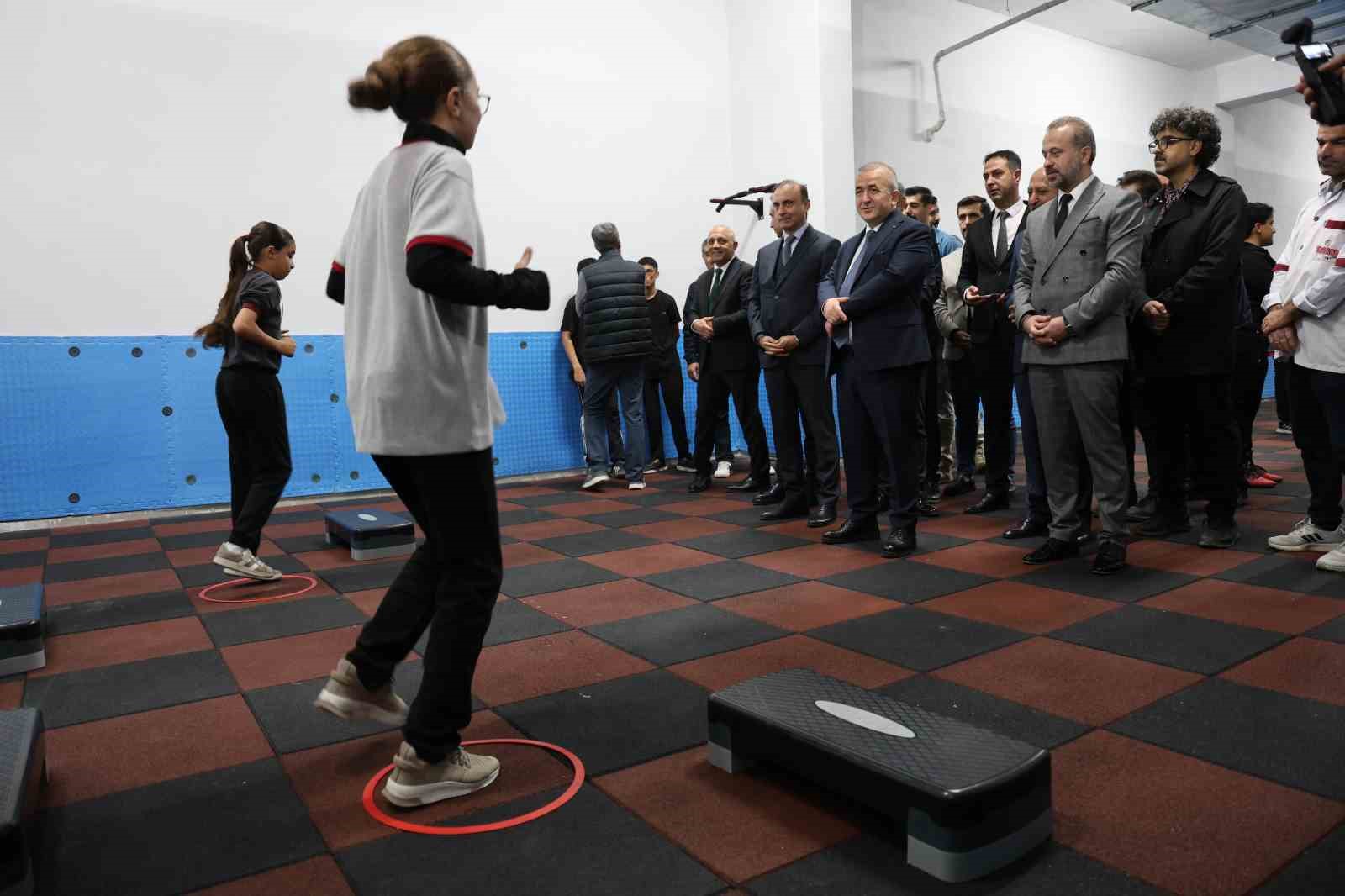 Ortaokul öğrencisinin bilek güreşine davet ettiği Valinin "Karizmayı çizdirmeyelim" demesi gülümsetti
