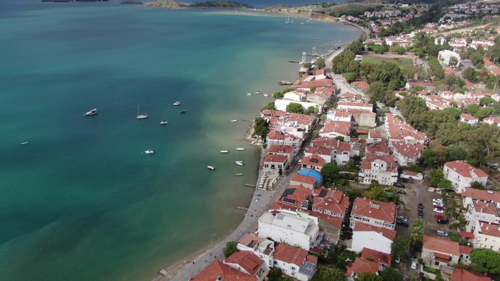 Foça'da selin ardından sokaklar çamur deryasına döndü