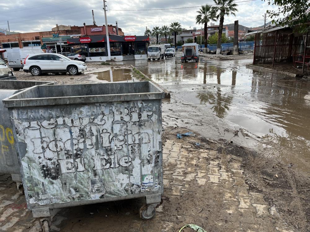 Foça'da selin ardından sokaklar çamur deryasına döndü