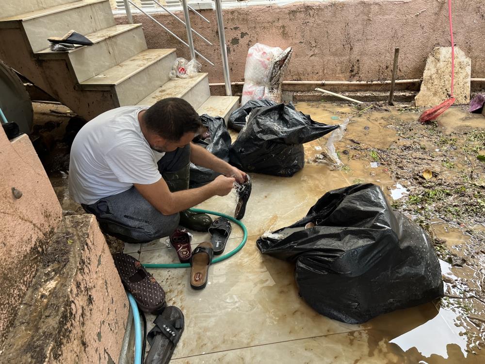 Foça'da selin ardından sokaklar çamur deryasına döndü