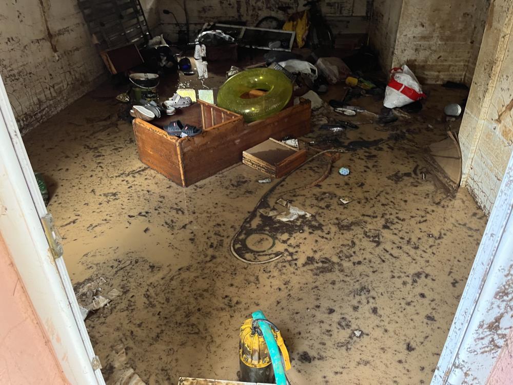 Foça'da selin ardından sokaklar çamur deryasına döndü