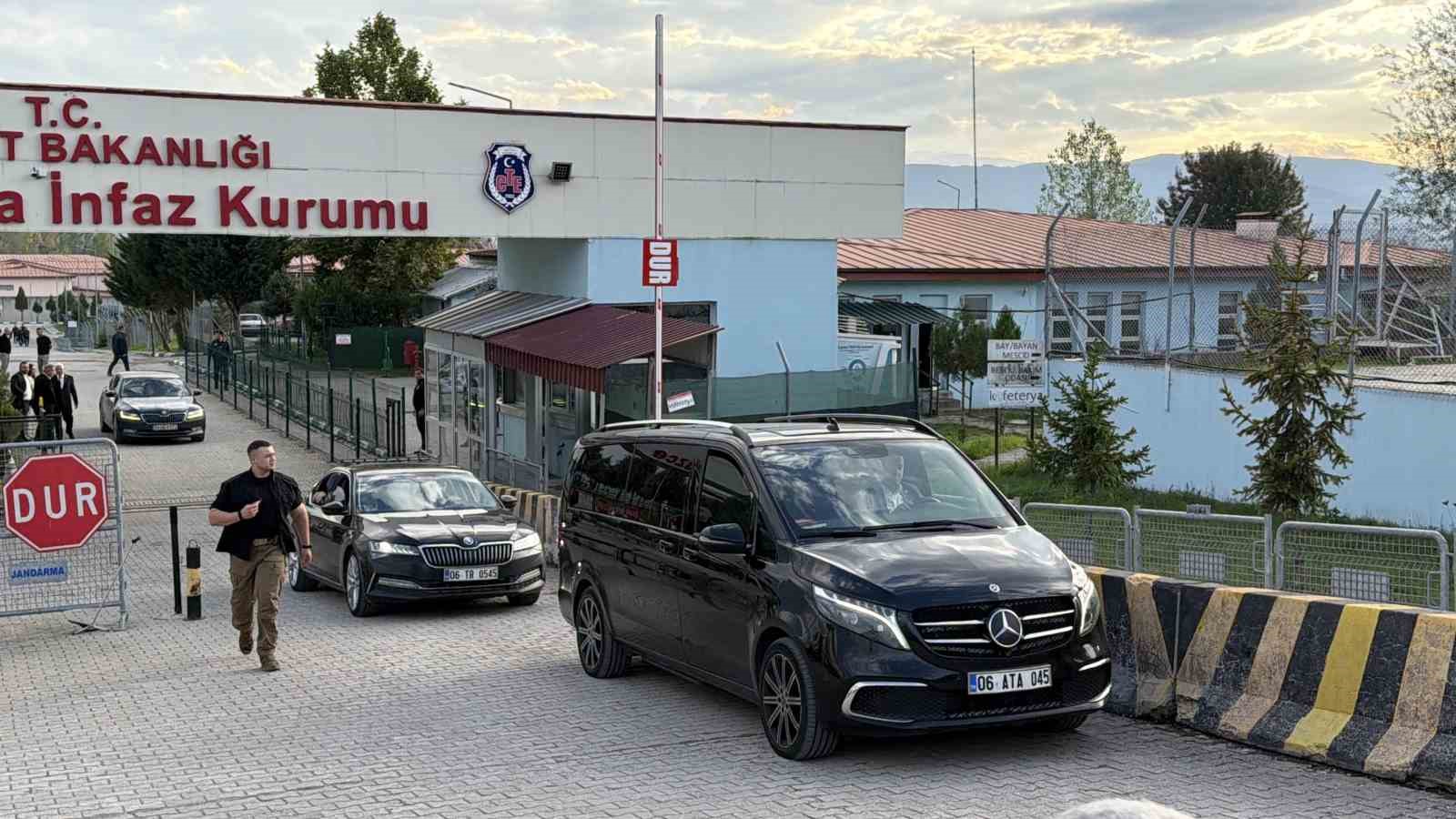 Özgür Özel, Düzce’de tutuklu bulunan Pınar Türker’i ziyaret etti
