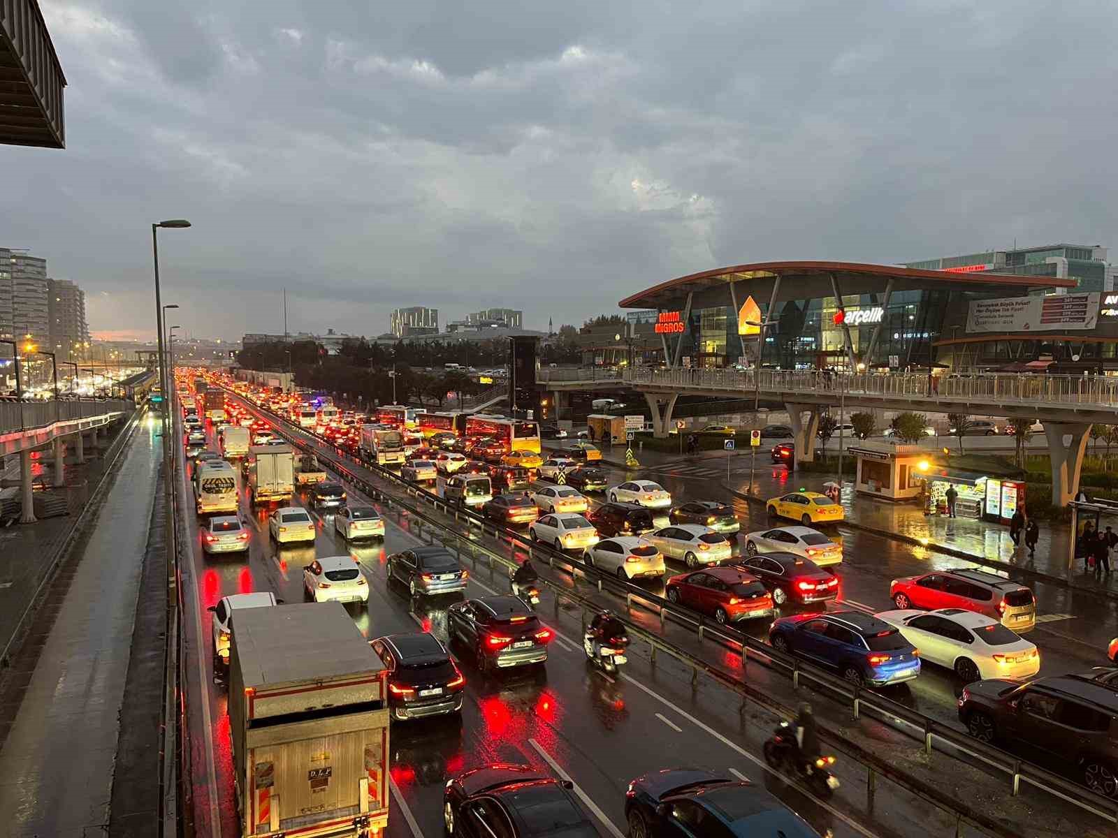 İstanbul&rsquo;da yağışla birlikte trafik yoğunluğu y&uuml;zde 81&rsquo;e ulaştı
