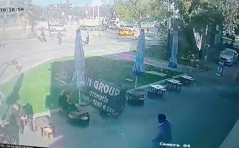 Bursa&rsquo;da şiddetli lodos tabelayı u&ccedil;urdu: Kafedeki 2 kişi tabelanın altında kalmaktan son anda kurtuldu
