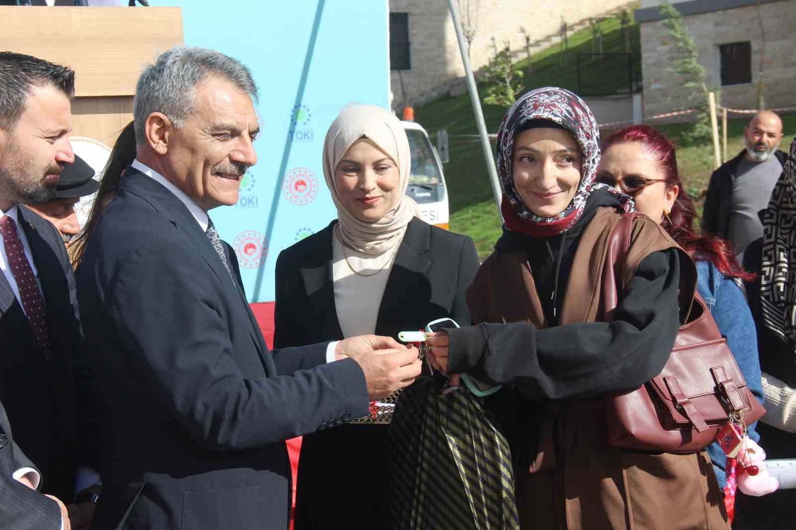 Yozgat&rsquo;ta TOKİ konutları hak sahiplerine teslim edildi
