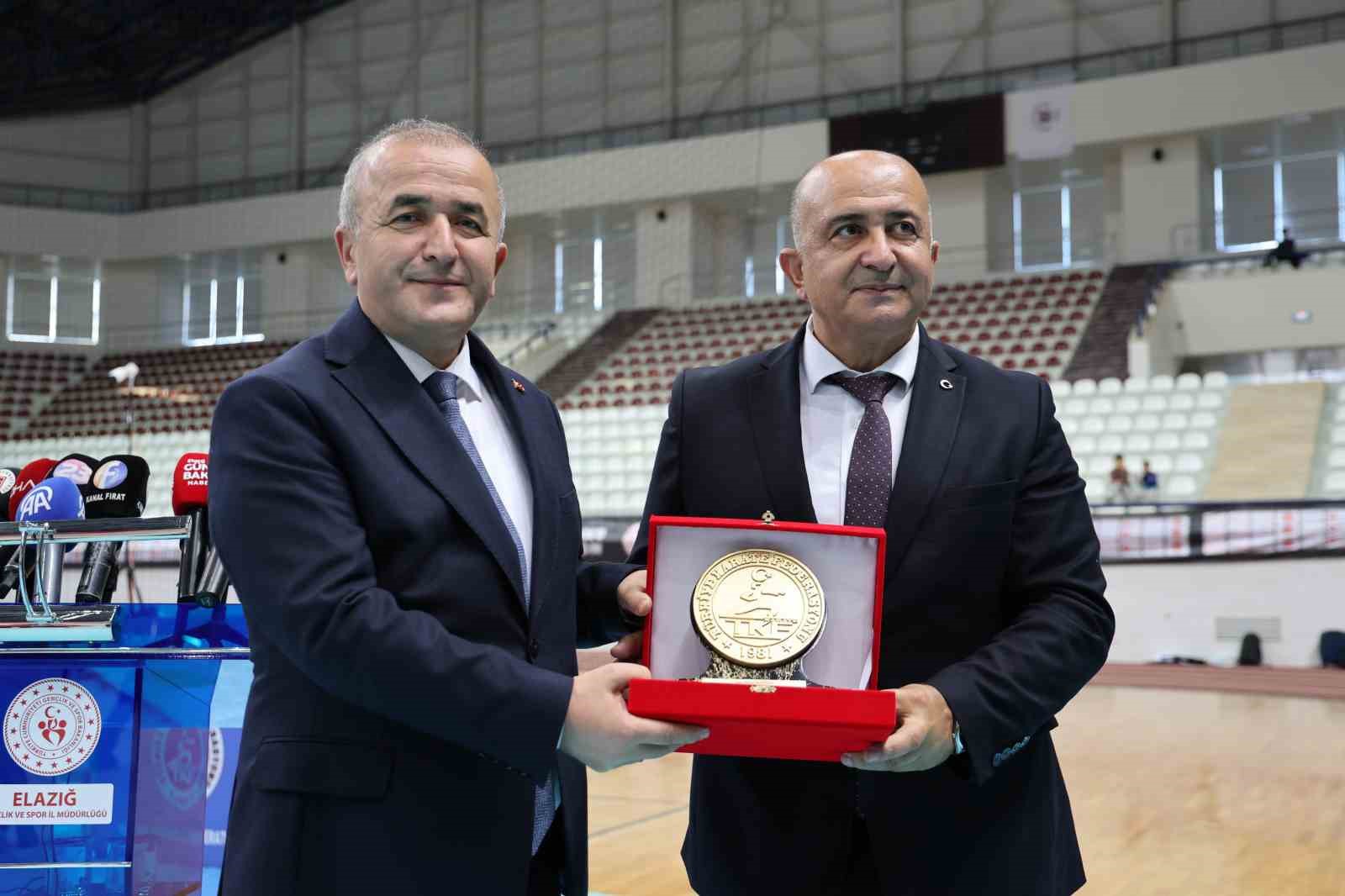 51 İlden bin 200 sporcu Elazığ’da karate için buluştu
