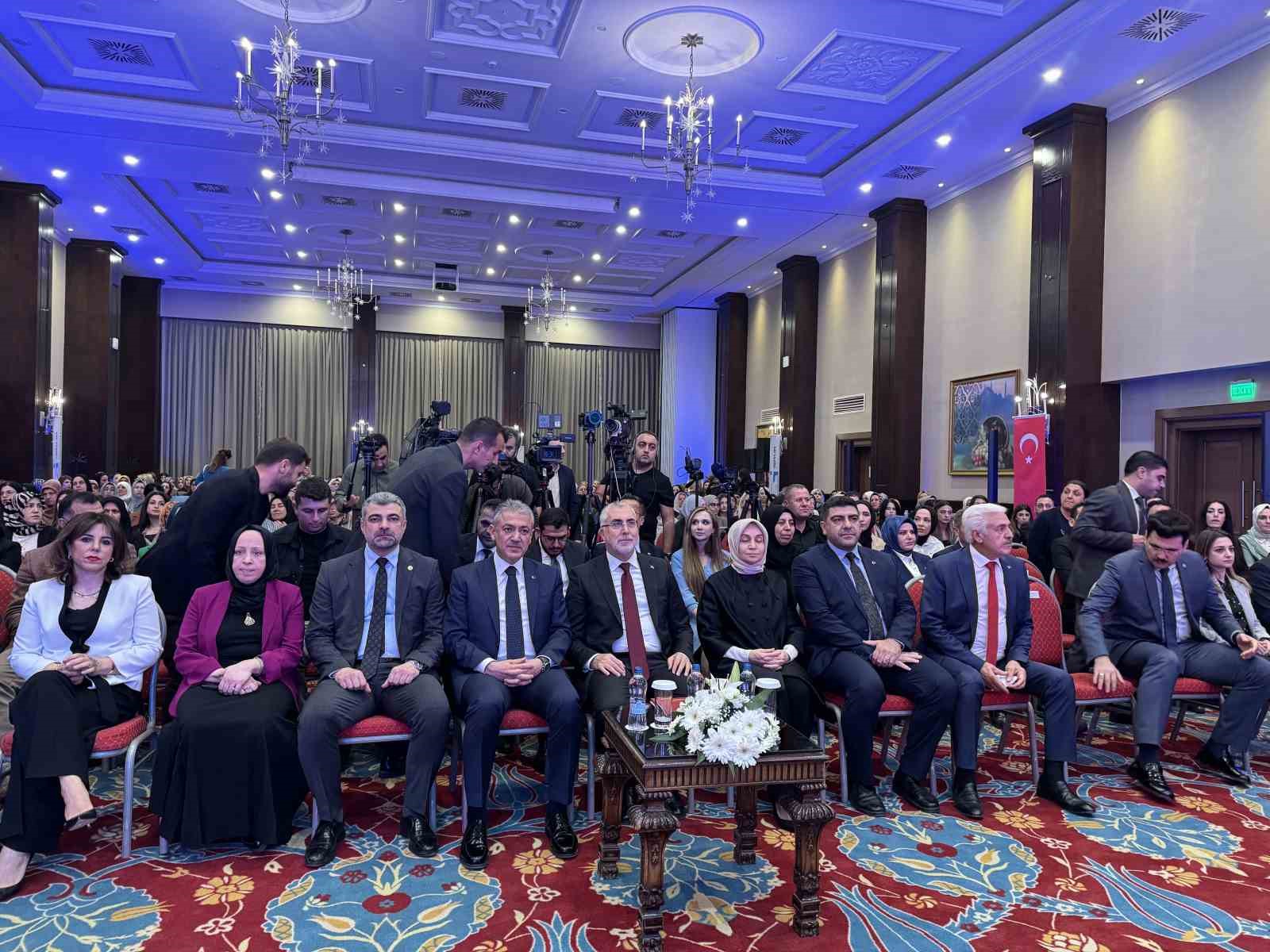 Bakan Işıkhan: "1 milyon 634 bin 56 kadın işe yerleştirildi"
