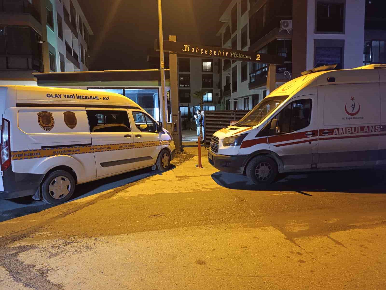 İzmir’de dehşet: Anne ve babasını öldürüp intihar etti
