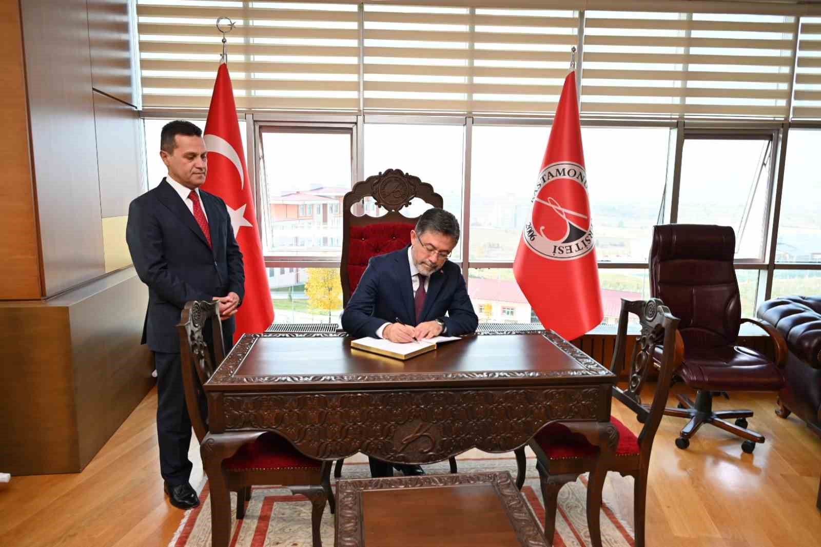 Bakan Yumaklı, Rektör Topal’dan çalışmalarla ilgili bilgi aldı
