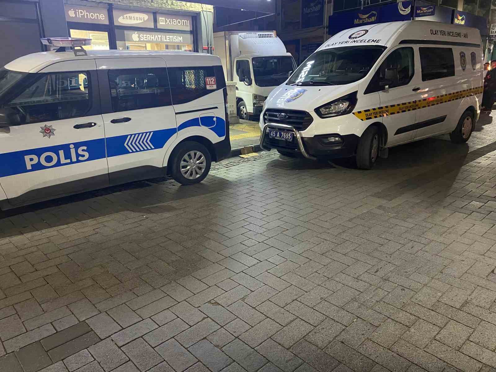 Manisa&rsquo;da bı&ccedil;aklı kavga: 1 ağır yaralı
