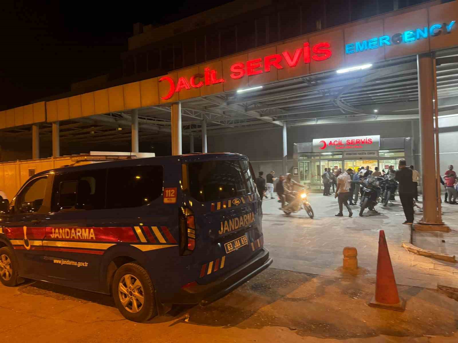 Şanlıurfa&rsquo;da d&uuml;ğ&uuml;nde silahlı kavga: 3 yaralı
